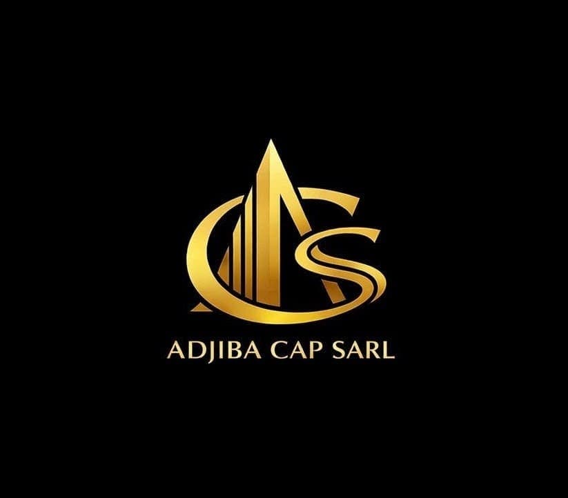 Logo doré élégant pour ADJIBA CAP SARL avec des lettres stylisées sur fond noir.